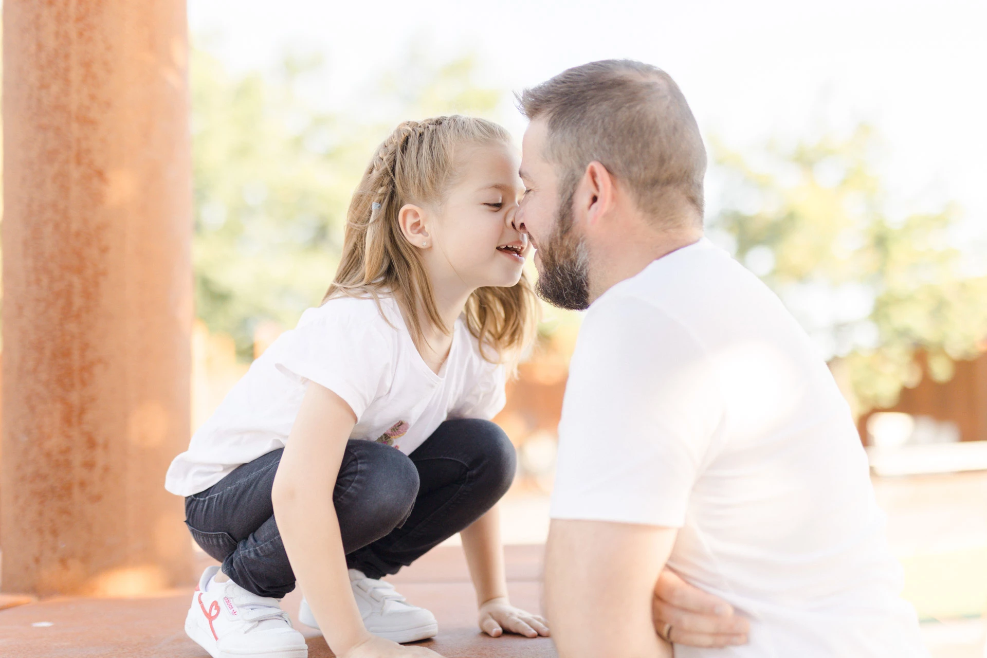 bonheur main enfant amour beige